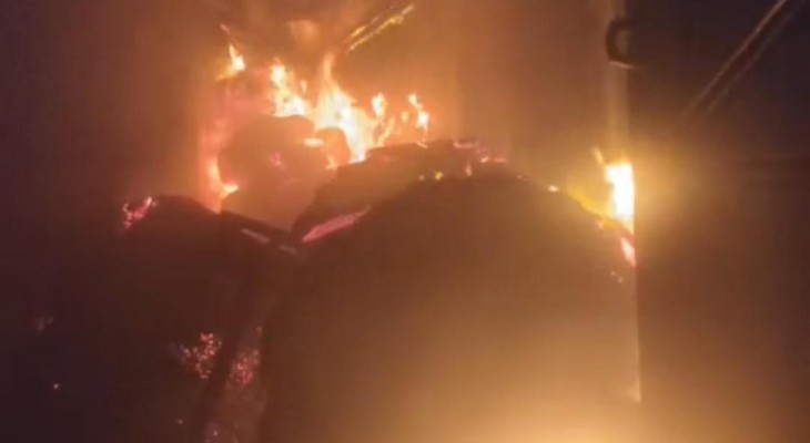আগুনে পুড়ে ছাই নারায়ণগঞ্জের মার্কেটের ৩৫ দোকান